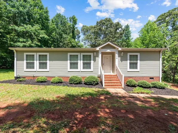 223 Red Oak Dr, Wellford, SC 29385