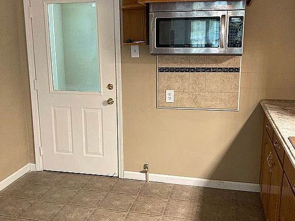 Kitchen w/ Microwave 