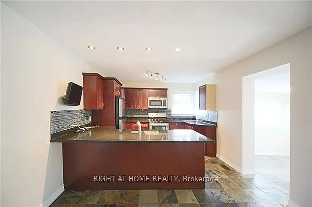 580 Taplow Cres — Photo 4