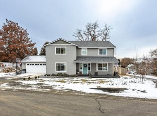 370 NW 4th St, Dufur, OR 97021