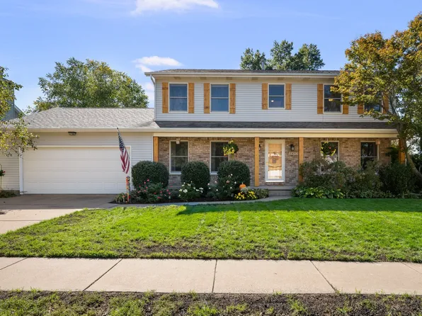 2493 Countryside Ln, Bettendorf, IA 52722