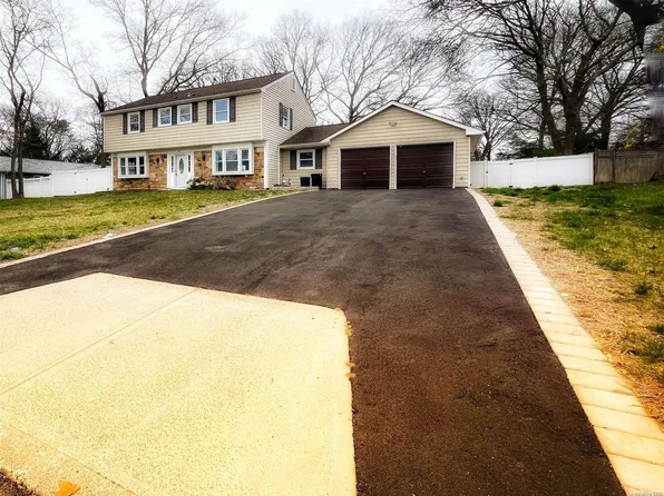 56 Howe Road, Coram, NY 11727