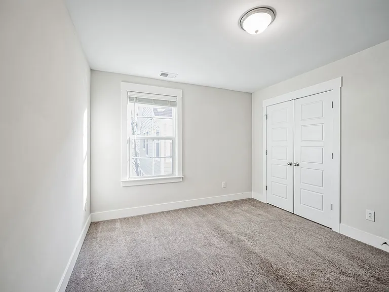 210 Ilderton St — Photo 14