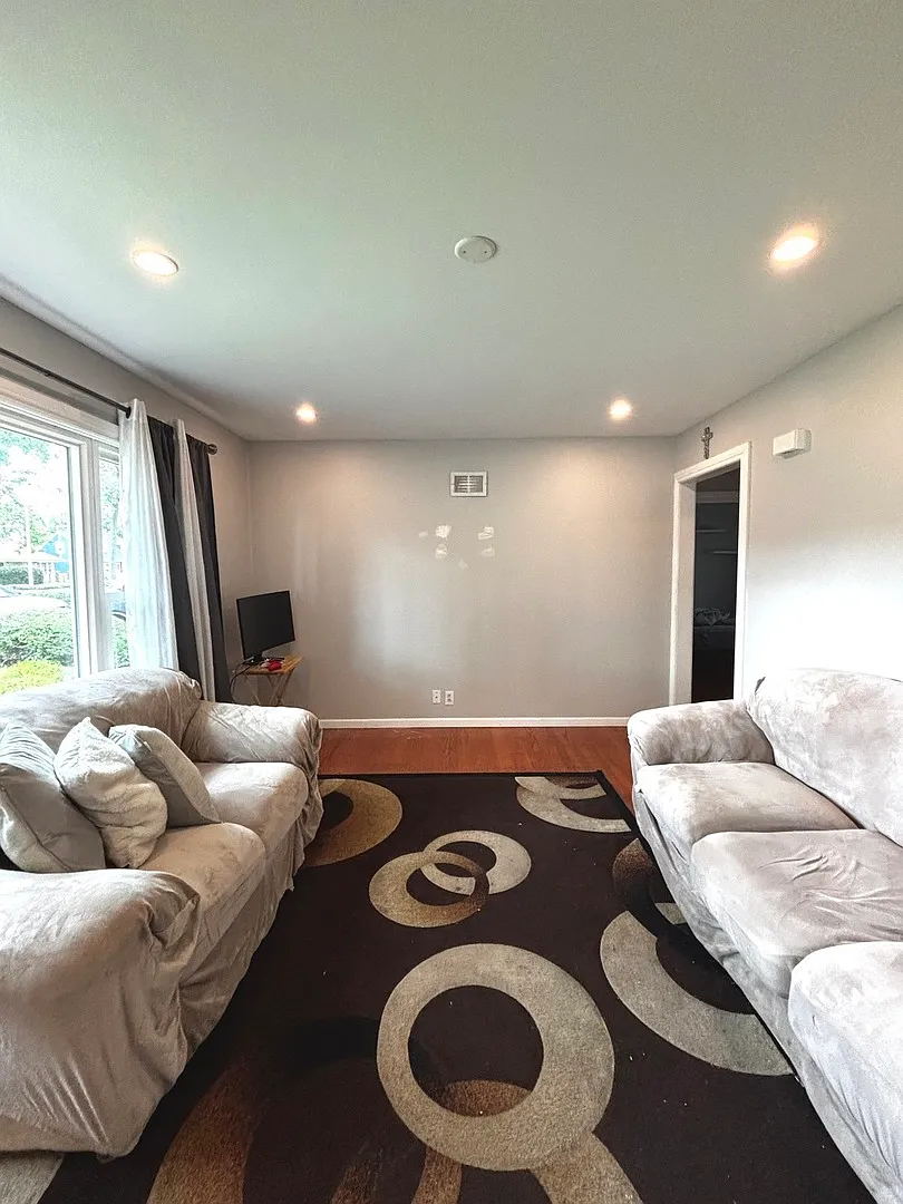 3 bed, 1200 sqft, $2,500 — Photo 4