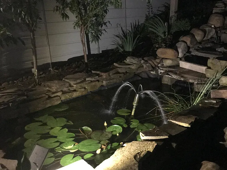 Sounds of fountain.