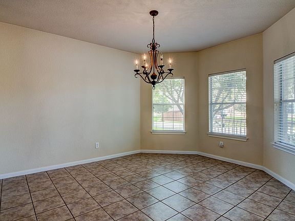 5th image of 702 Fairmont Dr