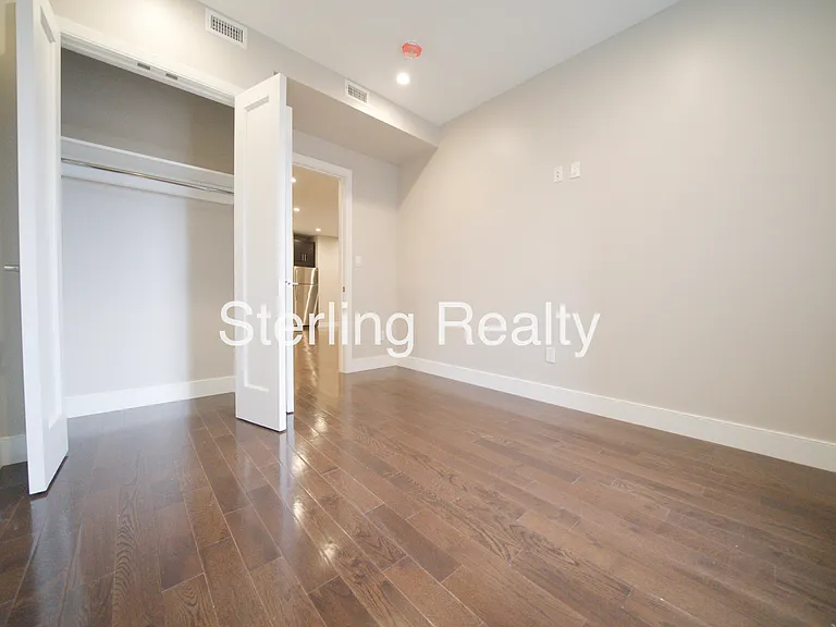 27-24 Hoyt Ave S #2R — Photo 7