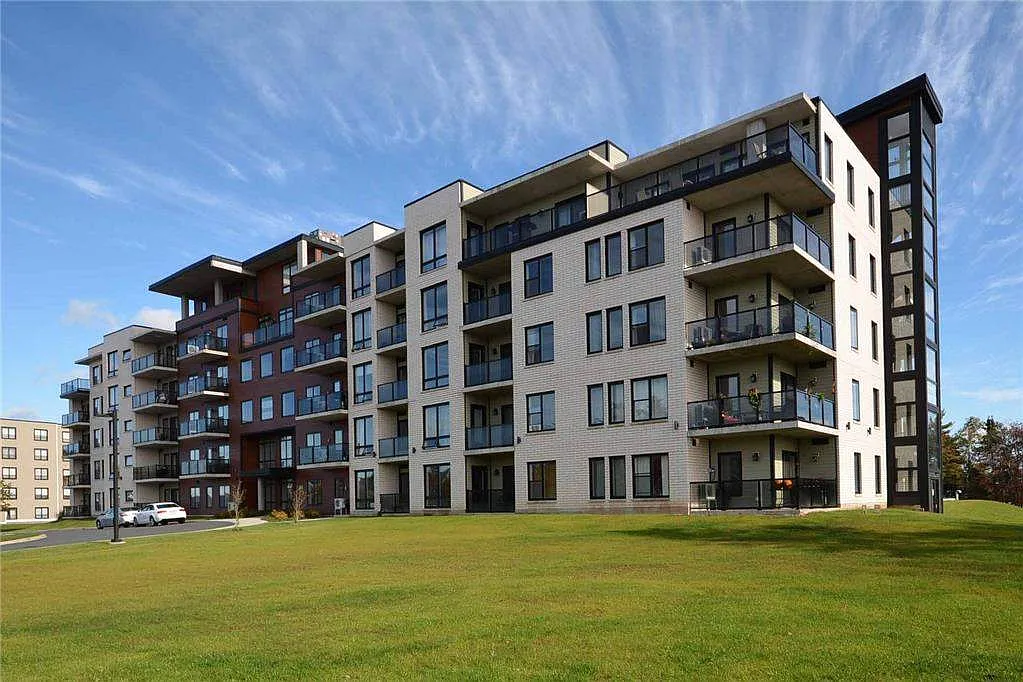 Symphony Suites Apartments — Photo 2
