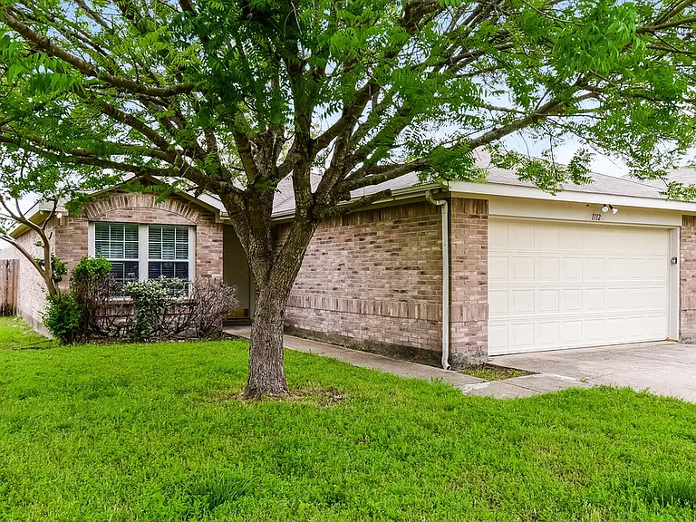 1112 Alexandria Dr — Photo 3