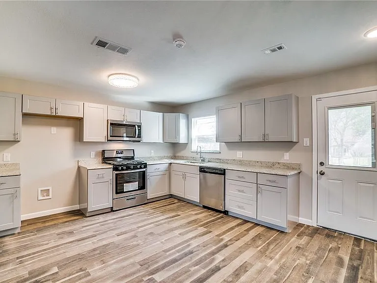 3558 Park Ln — Photo 7