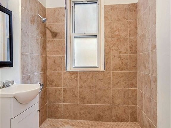5th image of 637 41st St APT 1D