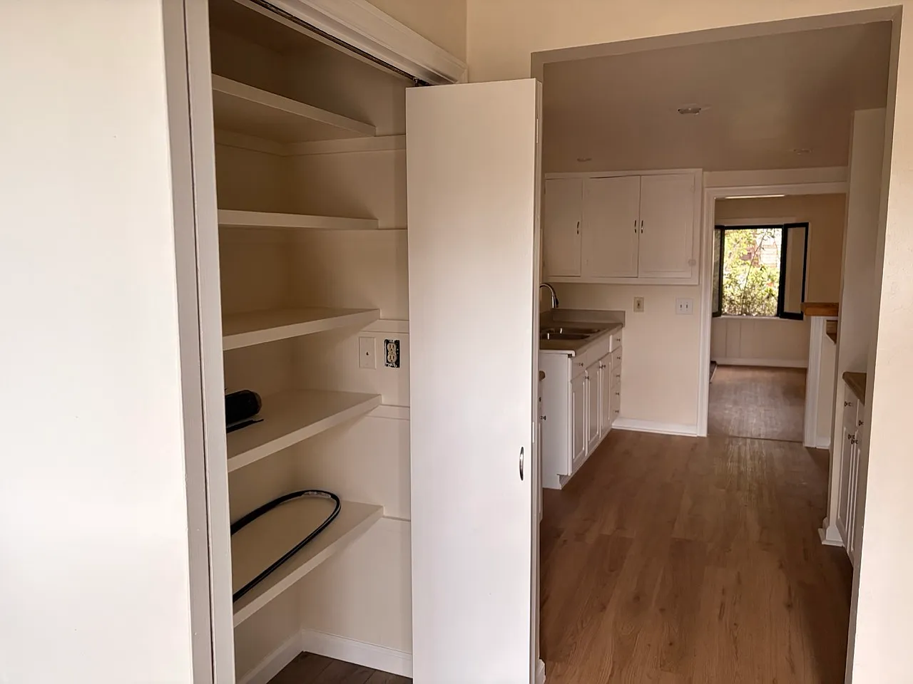 3 bed, 980 sqft, $2,700 — Photo 2