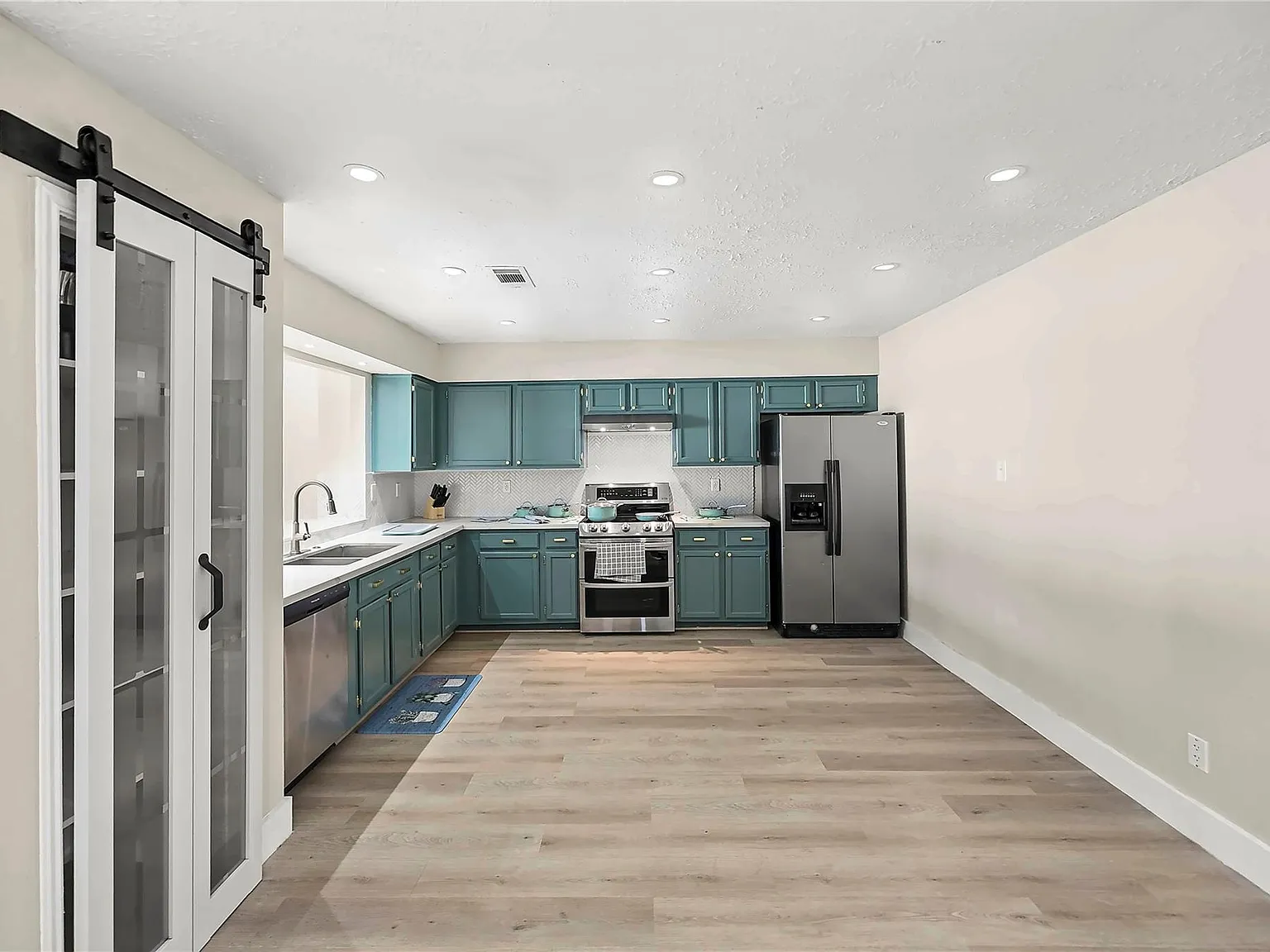 4 bed, 2.0 bath, 1760 sqft, $2,200 — Photo 2