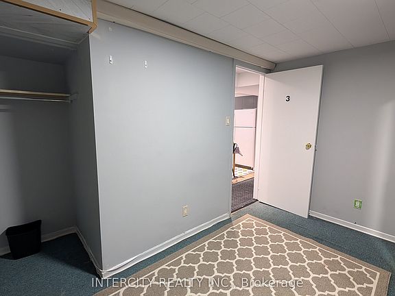 3rd image of 56 Caracas Rd Room 3