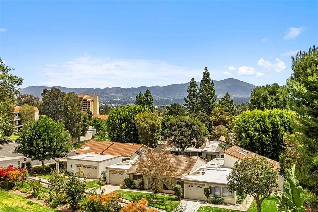 1 bed, 1.5 bath, 837 sqft, $2,700 — Photo 2