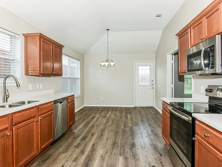 1328 Riviera Dr — Photo 7