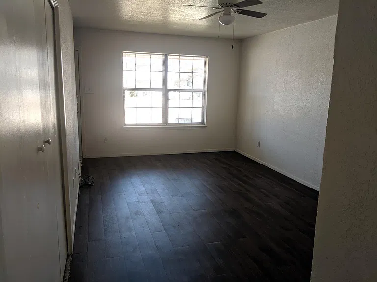 1110 Leslie Cir — Photo 3