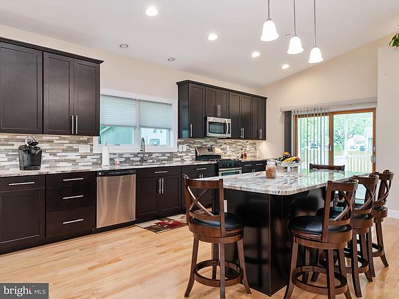 5th image of 801 Broadcreek Dr