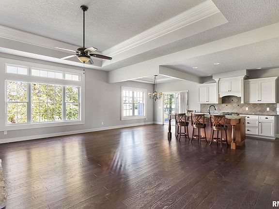 3rd image of 20 Country Club Ct