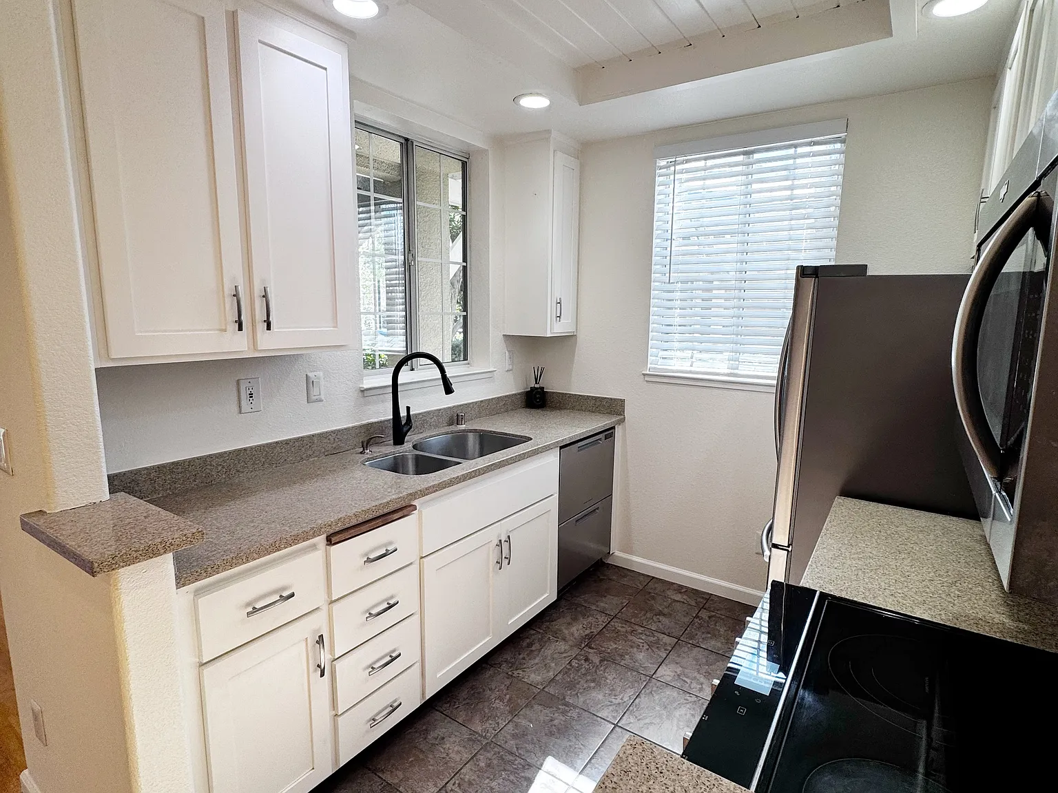 918 Owens Lake Dr — Photo 2