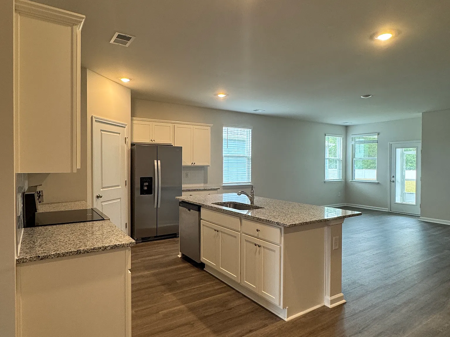 5 bed, 2016 sqft, $2,300 — Photo 2