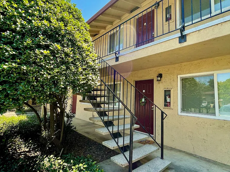 7th Street Manor — Photo 3