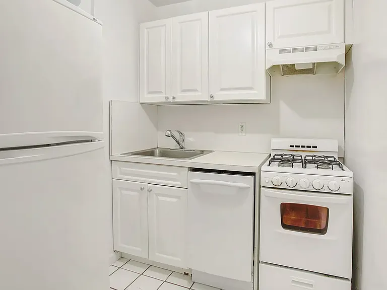 355 E 72nd St #4D — Photo 4