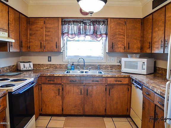 4th image of 1025 Sugarland Dr
