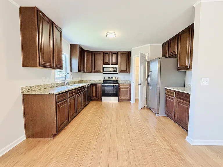 312 Ashmore Ln — Photo 7
