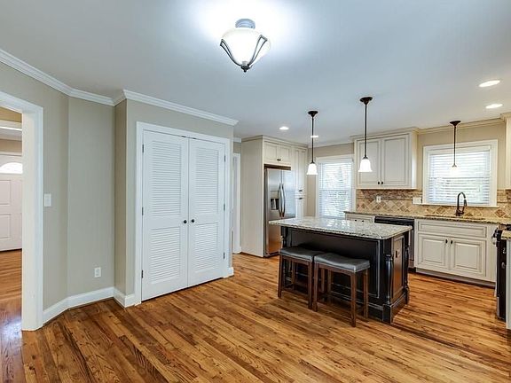 4th image of 980 Pinedale Dr SE