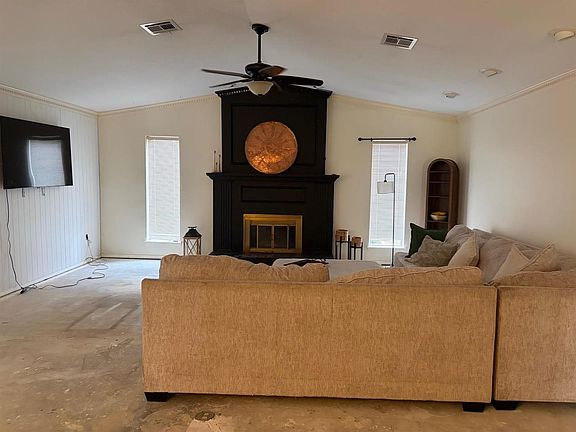 3rd image of 302 NW Ridgeview Way