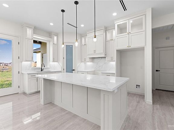 4th image of 3007 E Retama St