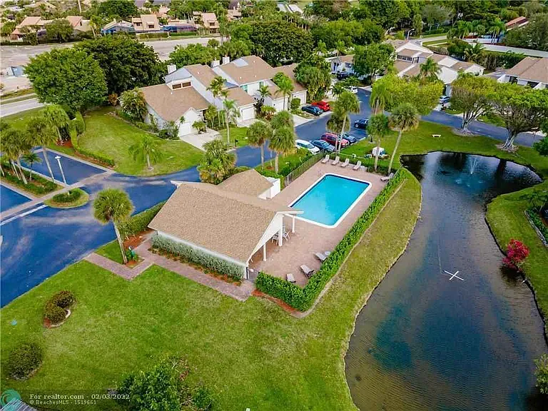 6744 Canary Palm Cir — Photo 46