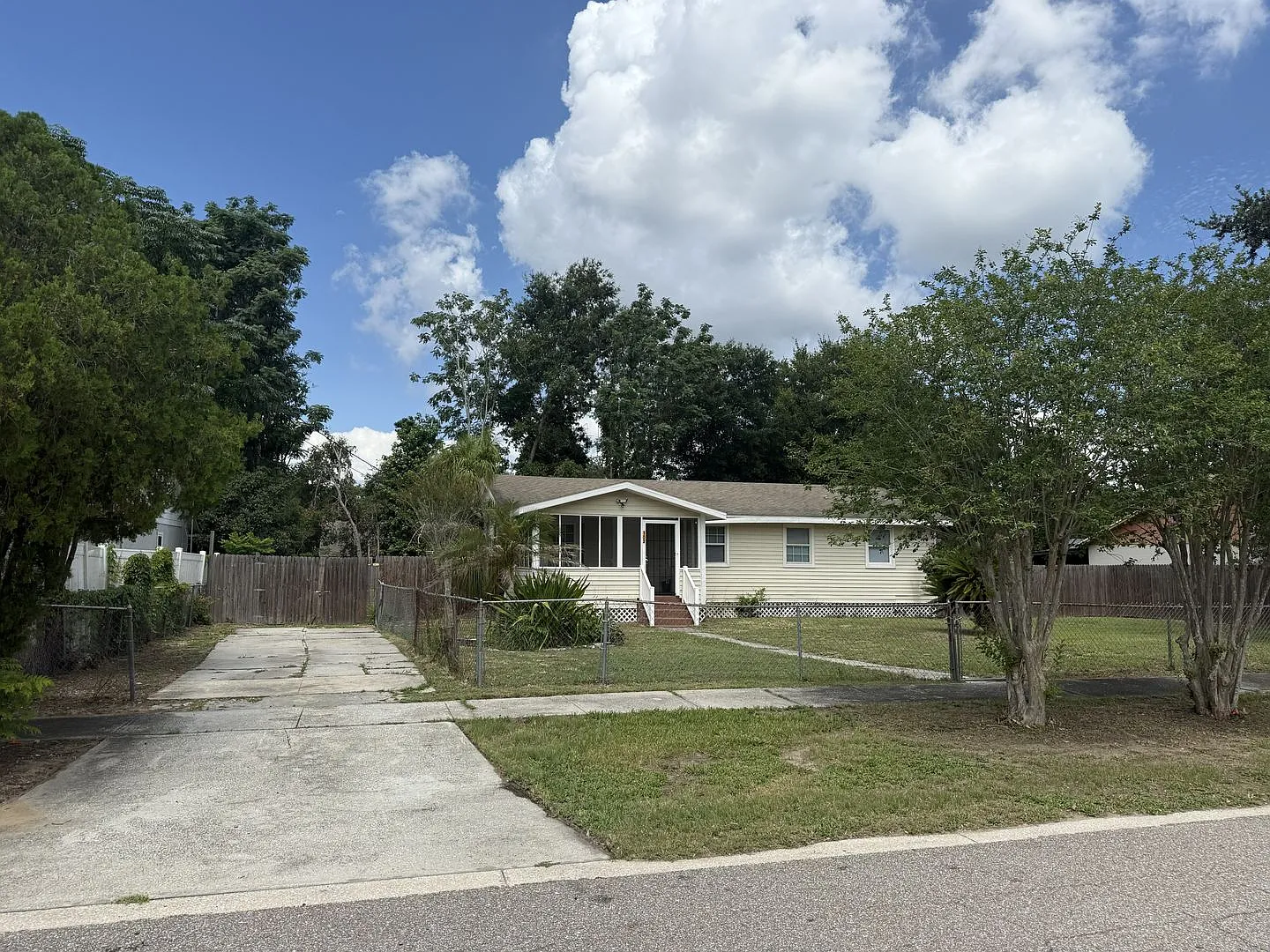 Spacious 4-bedroom, 2-bathroom home — Photo 1
