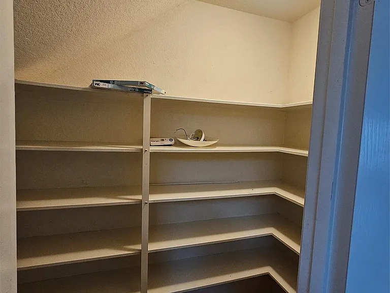 11015 Walkup Way — Photo 7