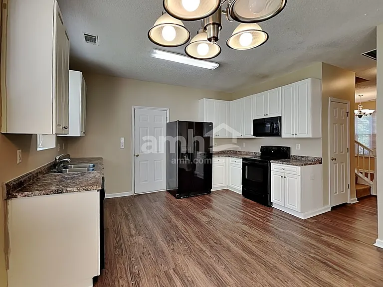 100 Summerchase Dr — Photo 3