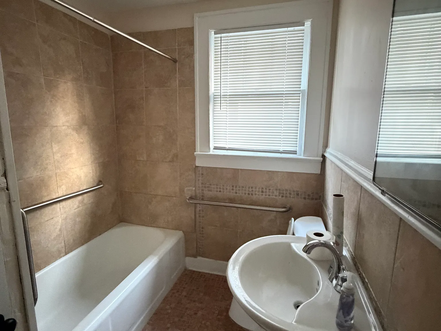 3 bed, 956 sqft, $2,300 — Photo 4