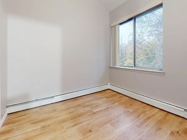 76-16 Grand Cent Parkway image 14 of 21