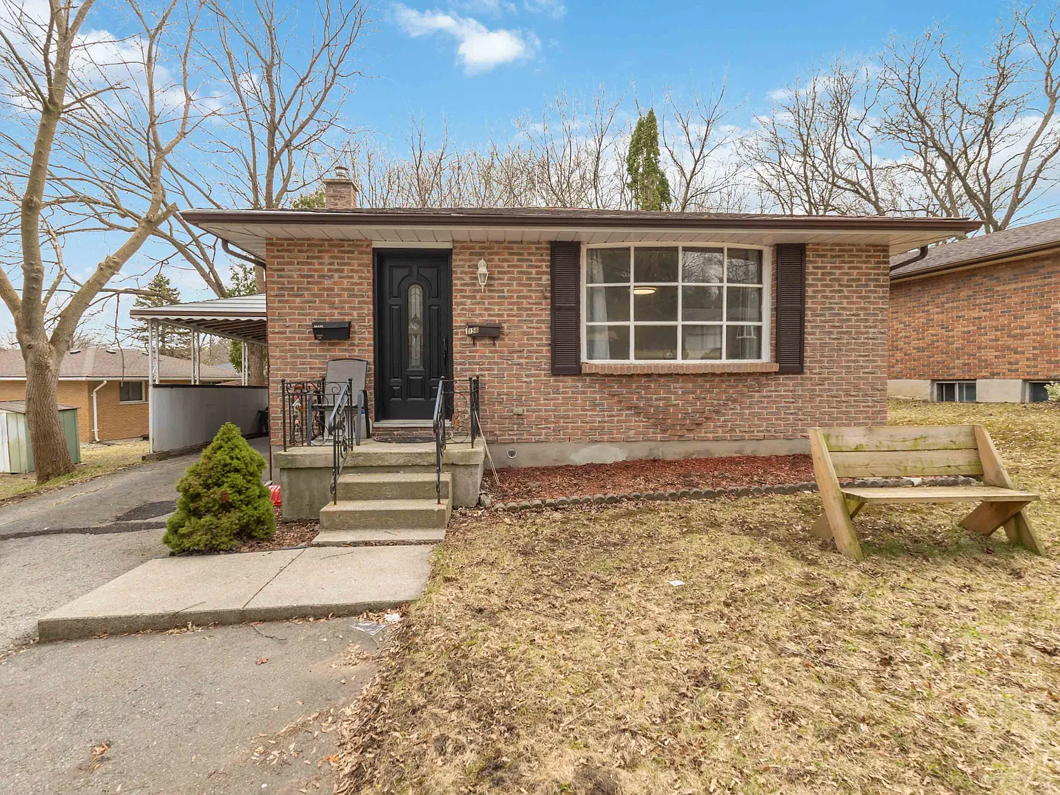 156 Paperbirch Crescent London — Photo 1