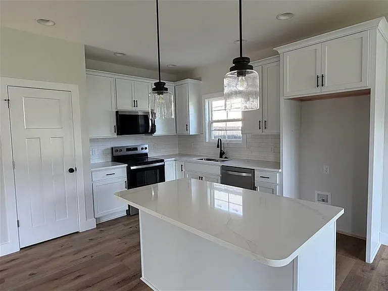 837 Temple Way — Photo 6