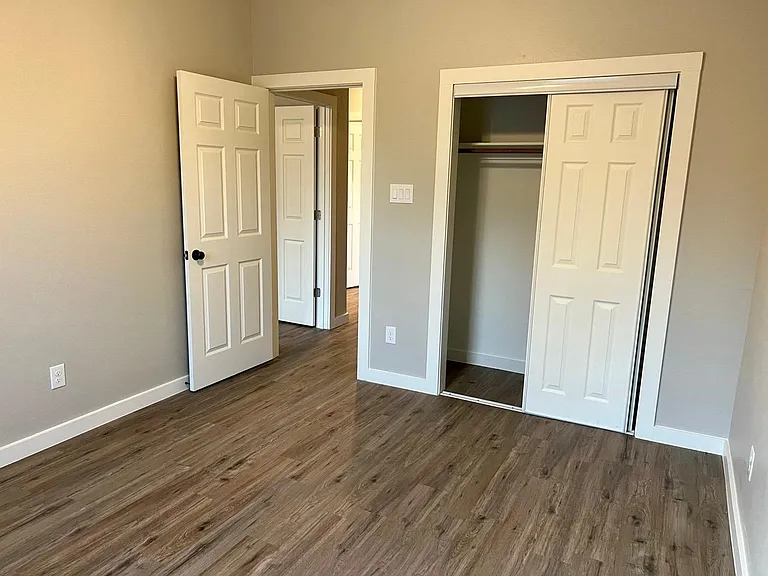 315 E College St — Photo 9