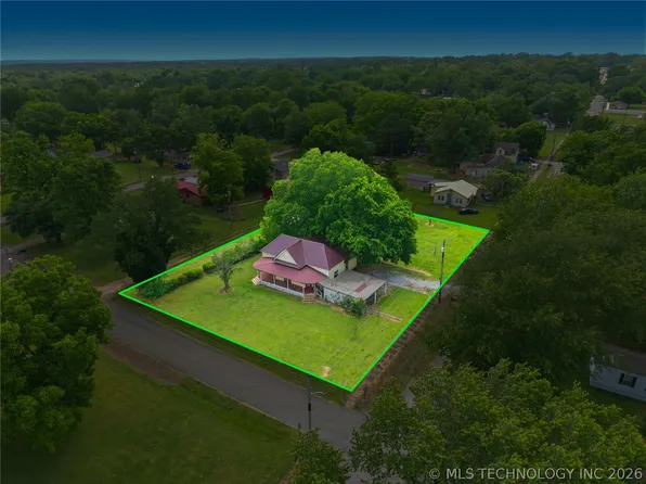 321 E Delaware St, Westville, OK 74965