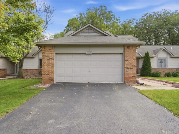 32837 Chapman Cir, Westland, MI 48185