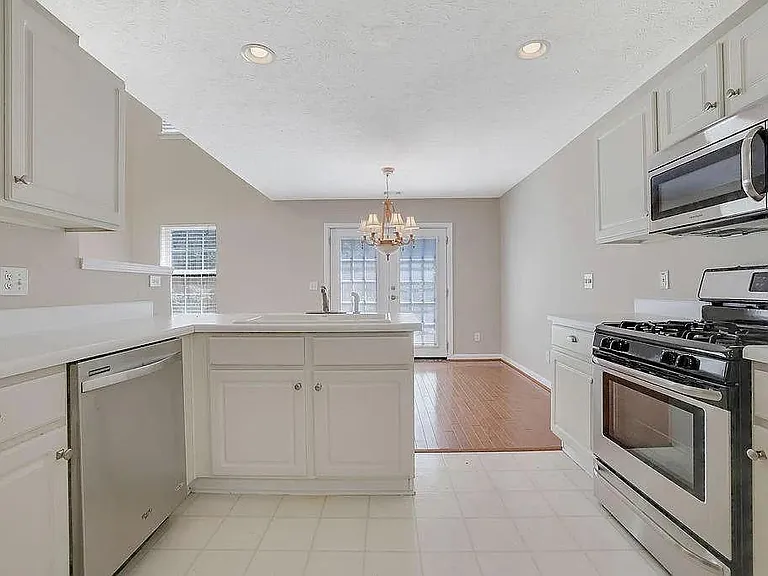 2295 Lexington Ln — Photo 9