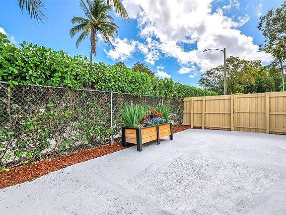 3rd image of 2645 Riverland Dr