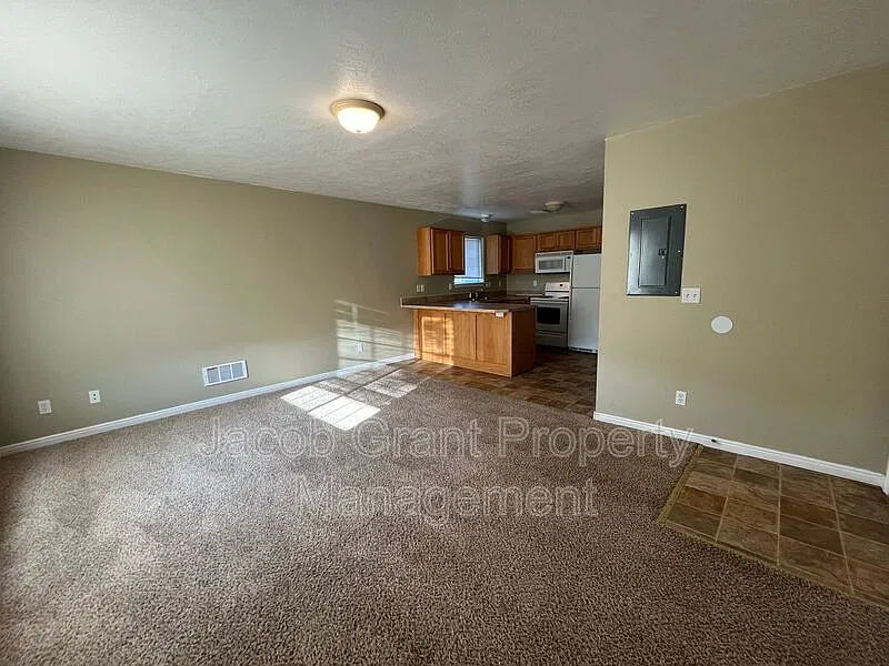 2 bed, 1.0 bath, 765 sqft, $950 — Photo 2