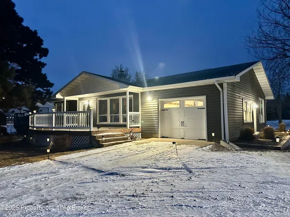 828 35th Ave E, Dickinson, ND 58601