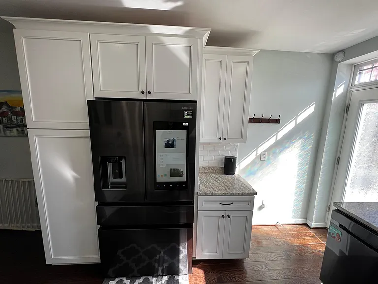 Refrigerator with Smart Screen
