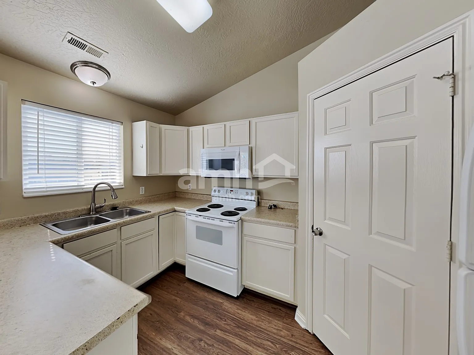 3 bed, 2.5 bath, 1475 sqft, $2,165 — Photo 3