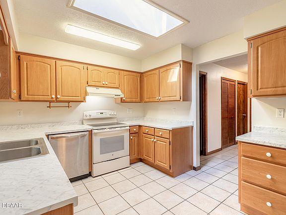 3rd image of 212 Wellington Dr